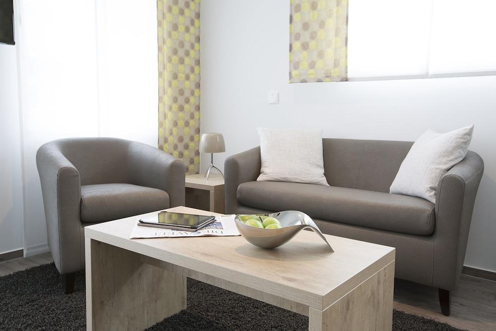 Adapt - Adlershof Apartahotel 4*